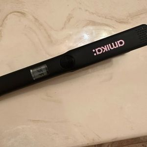 AMIKA ion straightener